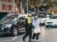 小姐姐为交警送伞图片,传递夏日里的温情关怀”