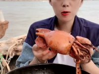 农村小姐姐吃大海鲜照片,感受大海的馈赠