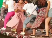 小姐姐赤脚踩东西的视频,小姐姐与自然的亲密接触