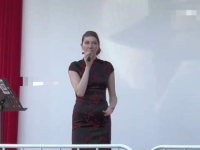 小姐姐和弟弟抢麦克风,小姐姐与弟弟的欢乐较量